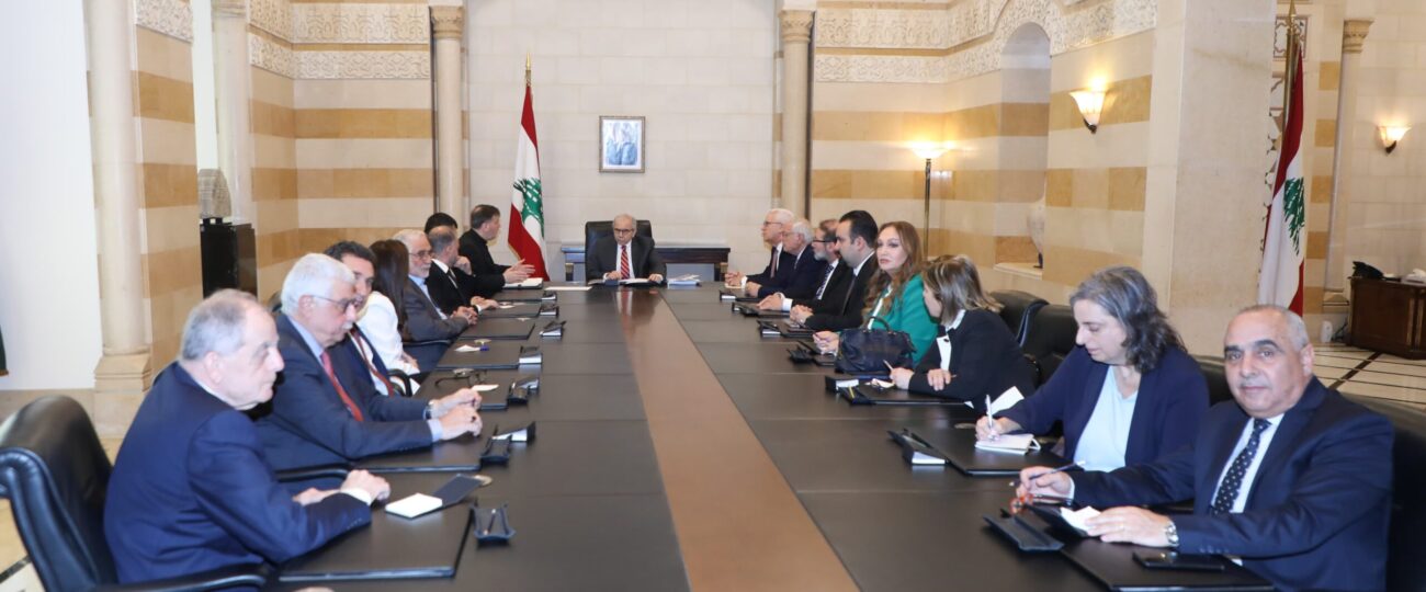 استقبل رئيس مجلس الوزراء الدكتور نواف سلام اليوم في السرايا النائب الرسولي للطائفة اللاتينية المطران سيزار اسيان الذي اوضح ان الزيارة للتهنئة بالأعياد مؤكدا وقوفه الى جانب الحكومة والعهد.