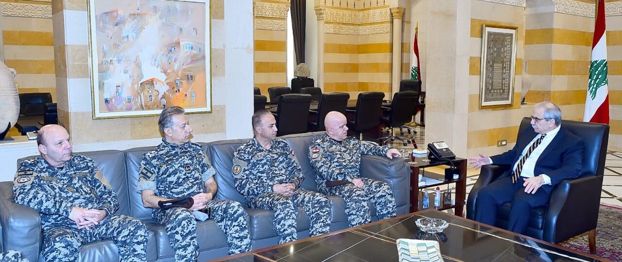 استقبل رئيس مجلس الوزراء الدكتور نواف سلام في السراي الحكومي بعد ظهر اليوم حاكم مصرف لبنان الجديد كريم سعيد، وبحث معه في الأوضاع النقدية وفي ضرورة المضي قدماً في خطة الإصلاح.