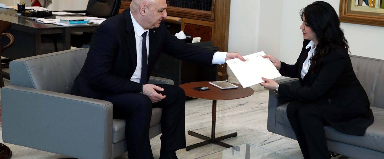 الرئيس عون تلقى دعوة لزيارة العراق واستقبل نقابة مستوردي ومصدري الخضار والفاكهة