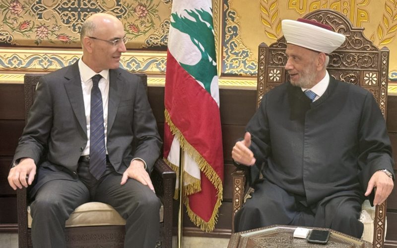 استقبل مفتي الجمهورية اللبنانية الشيخ عبد اللطيف دريان في دار الفتوى وزير الداخلية والبلديات أحمد الحجار الذي قال بعد اللقاء: أحببت اليوم أن أقوم بزيارة سماحته، لأطلعه على التحضيرات التي تقوم بها وزارة الداخلية لإجراء الانتخابات البلدية والاختيارية في كل لبنان، بدءًا بمحافظة جبل لبنان، ومن المؤكد أنَّ سماحته يعطي بركاته لكل الوطن، ويعطي توجيهاته دائمًا بالحفاظ على الوحدة في لبنان، وعلى إجراء الاستحقاقات الدستورية في وقتها، وعنده حرص على العملية الانتخابية أن تجري بسلاسة، وبكل دقة، وبدون أيِّ مشاكل، كما كان له لفتة خاصة لمدينة بيروت، وحرصٌ على المناصفة في المجلس البلدي القادم لمدينة بيروت، وهذا الأمر متروك طبعًا للقوى السياسية في مدينة بيروت. ووزارة الداخلية كما قلت سابقًا حريصة على إجراء الانتخابات في كلِّ لبنان، وفي مدينة بيروت، بكل نزاهة وشفافيَّة، وبكل حيادية من قِبلِ أجهزة الوزارة، والأجهزة الحكومية أيضًا، وفي الوقت نفسه أنا شخصيًّا كمواطن لبنانيّ، عندي حرص مثل سماحة المفتي، وكما تفضَّل على المناصفة في مدينة بيروت، وعلى العيش المشترك الذي هو نقطة القوة في بلدنا لبنان.  إنَّ مسعى التوافق حاضر ومستمر، وسماحته يدعم هذا الشيء وهذا وهذا متروك للقوى السياسية في بيروت وللناخبين بأن يمارسوا حقهم بكل حرية ووعي، وبكل مسؤولية، حفاظاً على وحدة المدينة ودورها التاريخي كعاصمة وحاضنة لكل أبناء الوطن.   فبسئل: هناك خوف من بعض المواطنين في لبنان، من تكرار العدوان الإسرائيلي على بعض المناطق، فهل هذا يؤثر على عملية الانتخاب؟  أجاب: بالطبع هناك تحديات أمنية تواجهنا من أجل إجراء الاستحقاق الانتخابيّ، كما تواجهنا هذه التحديات في كل أمور الحياة اليومية في لبنان، لكنَّ هذا لن يثنينا بتاتاً عن التزام إجراء الاسحقاقات في وقتها، وأولها الاستحقاق الانتخابي بدءاً بمحافظة جبل لبنان يوم الأحد.  إنَّ وزارة الداخلية والحكومة تعملان وفقاً لأجندة الدولة اللبنانية، وليس لأيِّ جهة أو أجندة خارجية، “وتحديداً العدو الإسرائيلي.”