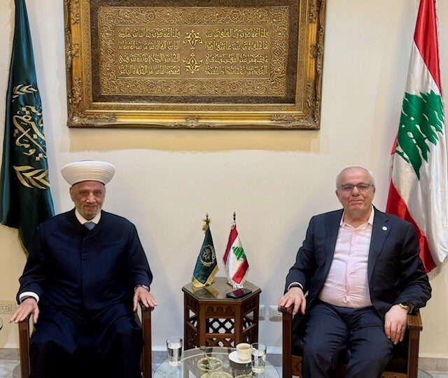 استقبل مفتي الجمهورية اللبنانية الشيخ عبد اللطيف دريان في دار الفتوى وزير الدفاع الوطني ميشال منسى وتم البحث في آخر المستجدات على الساحة اللبنانية لا سيما العدوان الإسرائيلي على الجنوب وضاحية بيروت.