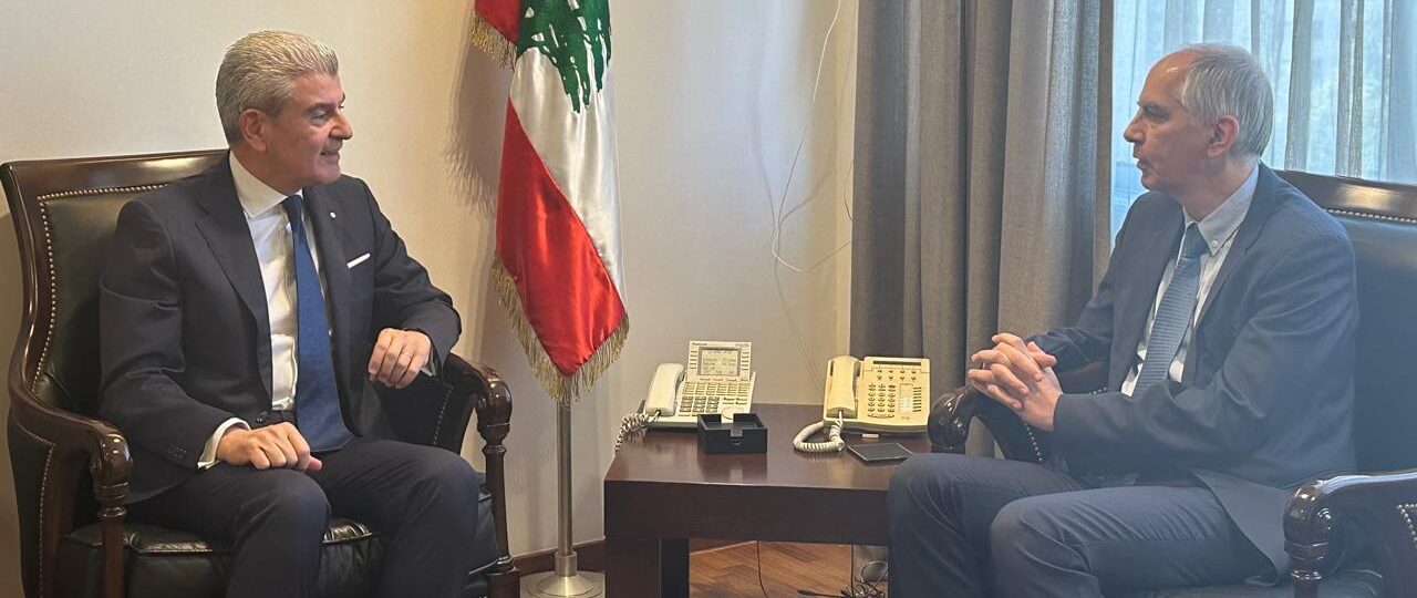 التقى وزير الصناعة جو عيسى الخوري سفير فرنسا في لبنان، هيرفيه ماغرو، وقدّم له شرحاً عن ورش العمل التي أطلقها في الوزارة. كما تم استعراض مشاريع الوزارة وفرص التعاون الممكنة مع فرنسا