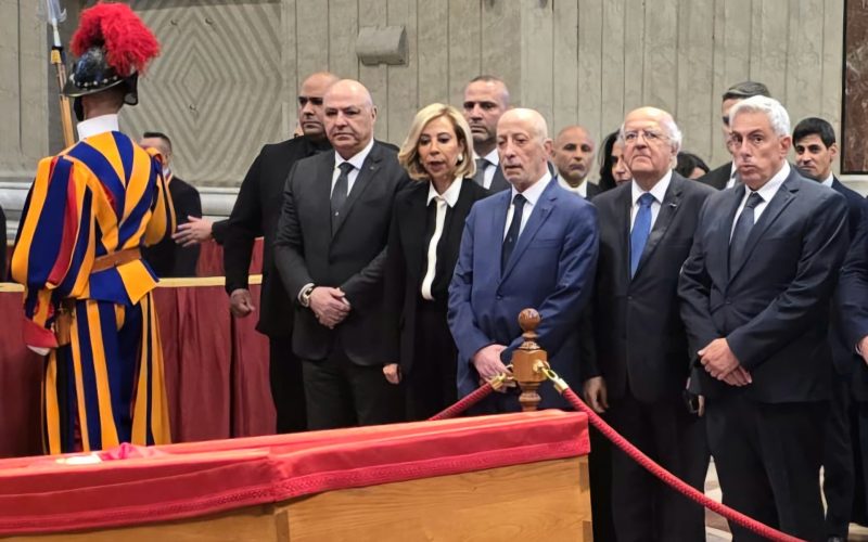 الرئيس عون واللبنانية الاولى القيا النظرة الأخيرة على نعش البابا الراحل فرنسيس