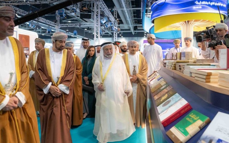 حاكم الشارقة يزور معرض مسقط الدولي للكتاب ويوقع أحدث إصداراته “البرتغاليون في بحر عُمان