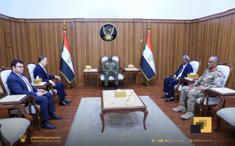 رئيس مجلس السيادة  يلتقي السفير التركي لدى السودان