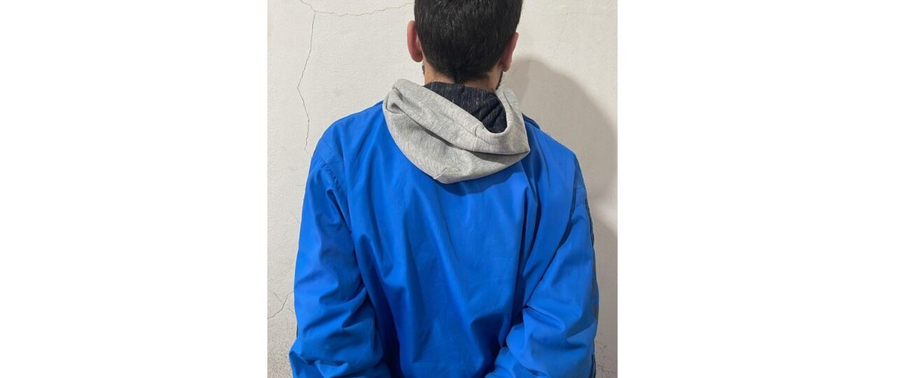 مطلوب بـ8 مذكرات قضائية بجرائم سلب ومخدّرات وحيازة أسلحة حربية، وكمين محكم لشعبة المعلومات أدى إلى توقيفه