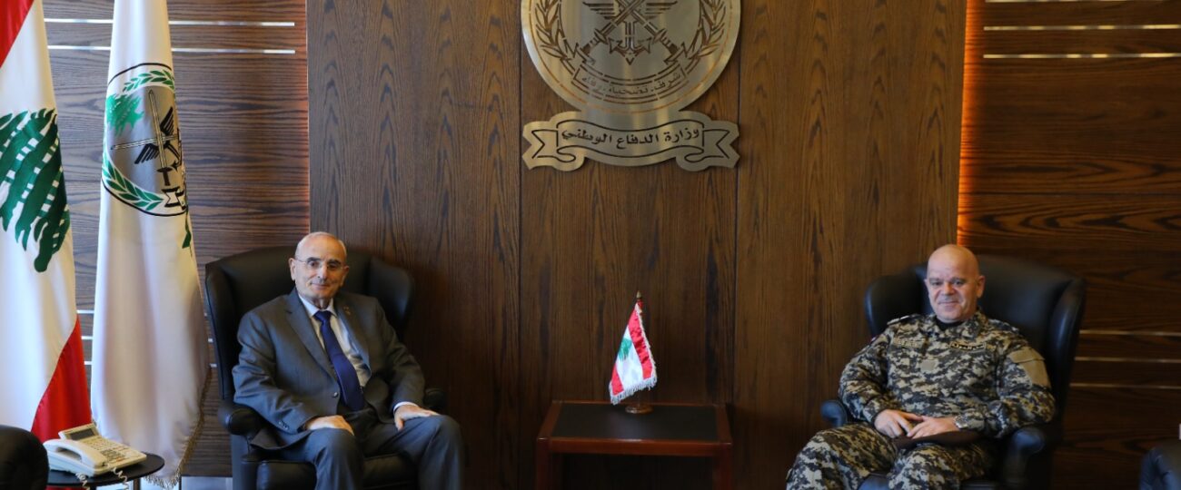 وزير الدفاع خلال استقبال المدير العام لأمن الدولة: أهمية التنسيق بين الأجهزة الأمنية لتعزيز الأداء الأمني