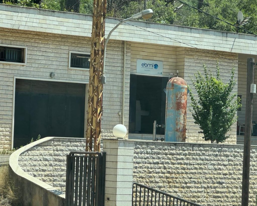 تجاوزات خطيرة في مصلحة مياه بمريم: موظف يحوّل المرفق العام إلى أداة نفوذ شخصي وانتخابي..