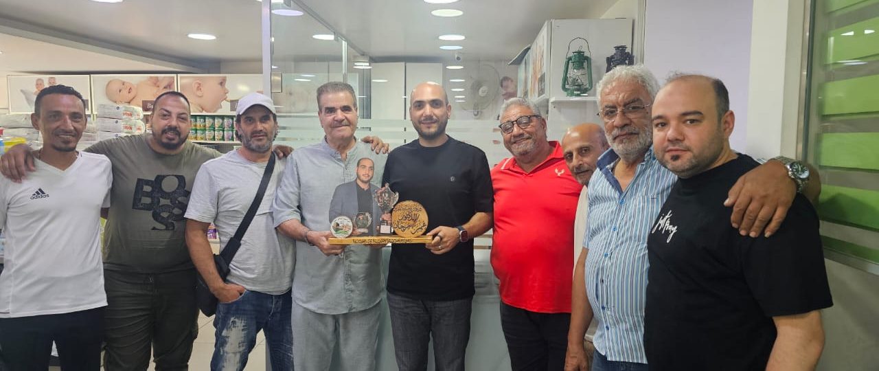 نادي الحرية يقدم درعًا تقديريًا للصيدلي عمر محمد مرجان