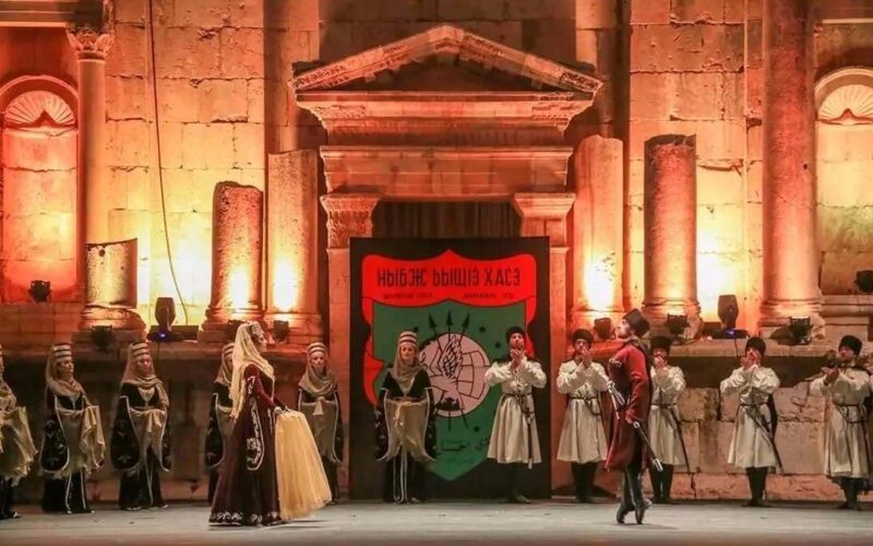 فرقة “نادي الجيل” تقدم فلكلور وتراث الشركس على المسرح الجنوبي