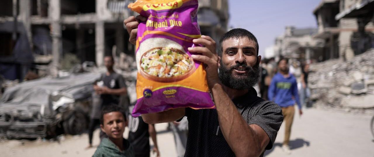 الإمارات تنفذ عملية الإسقاط الجوي الـ 54  فوق غزة ضمن عملية طيور الخير بالتعاون مع الأردن