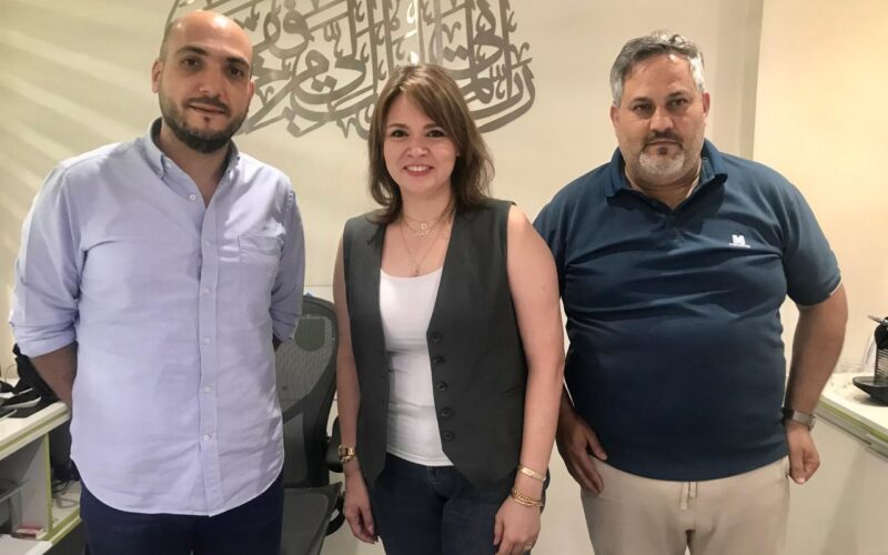 الصيدلي عمر مرجان يستقبل المهندسة آية البلولي
