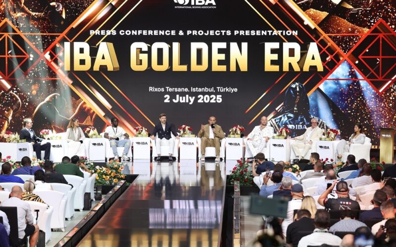 رئيس الاتحاد الدولي للملاكمة عمر كريمليف ينضم إلى ترنس كروفود وتايسون فيوري للإعلان عن انطلاق العصر الذهبي للاتحاد