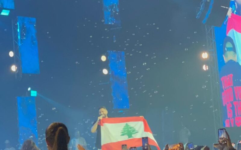 «تامر حسني يشكر منظمي الحفل ويعوض الجمهور بالغناء الإضافي»