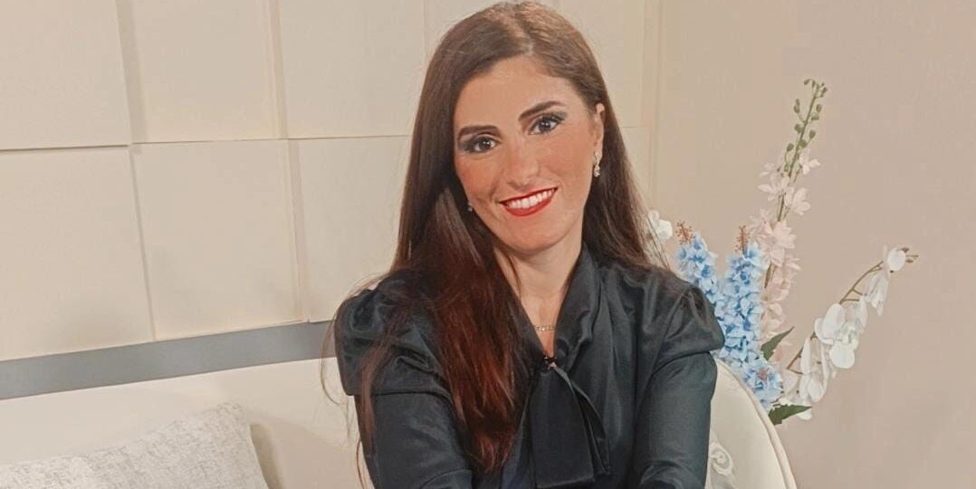 الإعلامية أميرة عبّاس عبر برنامج “لكِ أنتِ”:”بين القوة والرقة، المرأة خُلِقت لِتوازن المستحيل بِذكائها”