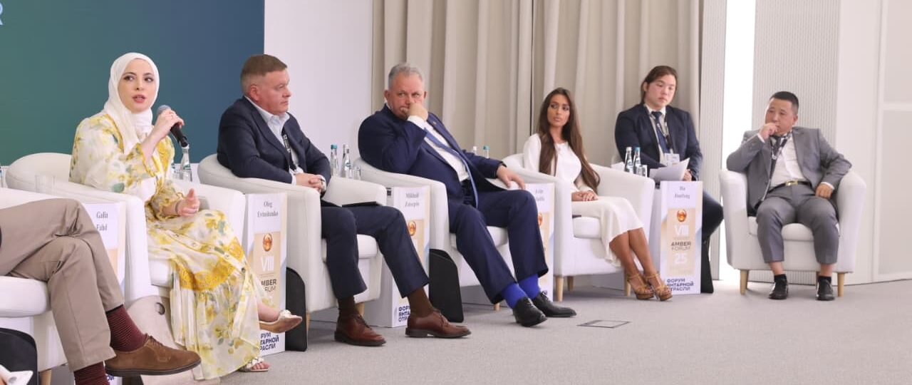 المصممة العالمية غاليا الفهد تتألق في تصاميمها في معرض الكهرمان الدولي في العاصمة موسكو 2025