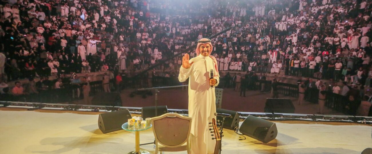 خالد عبد الرحمن يتناوب أغانيه مع جمهوره العربي الذي ملأ مدرجات الجنوبي