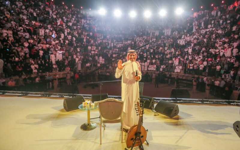 خالد عبد الرحمن يتناوب أغانيه مع جمهوره العربي الذي ملأ مدرجات الجنوبي