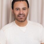عاصي الحلاني يُطلق أغنيته الجديدة “قلبي شاطر” بلمسة رومانسية شبابية